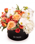 Aranjament floral elegant in cutie – imaginea 1