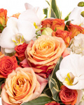 Aranjament floral elegant in cutie – imaginea 2