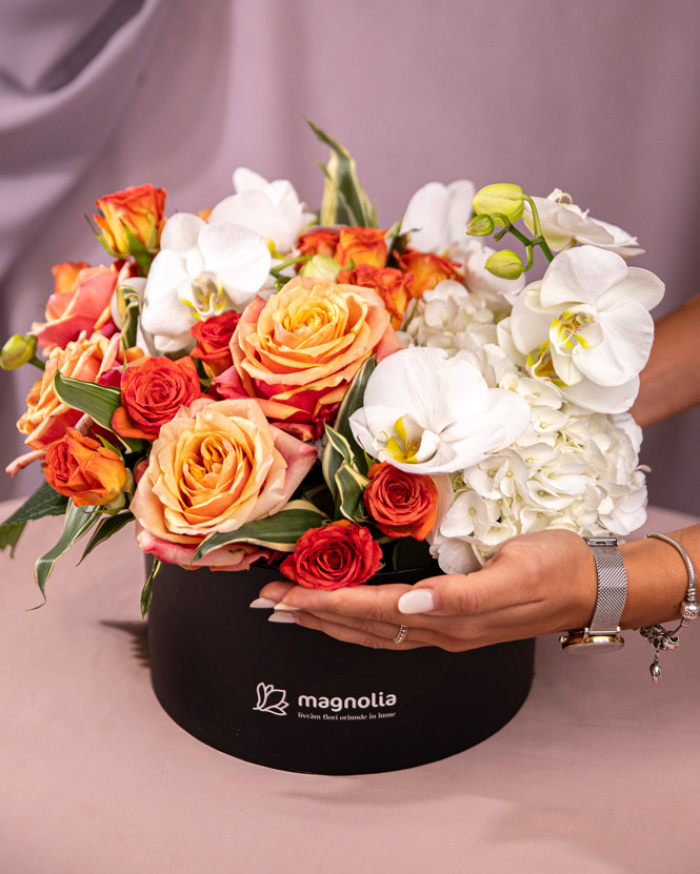 Aranjament floral elegant in cutie – imaginea 3