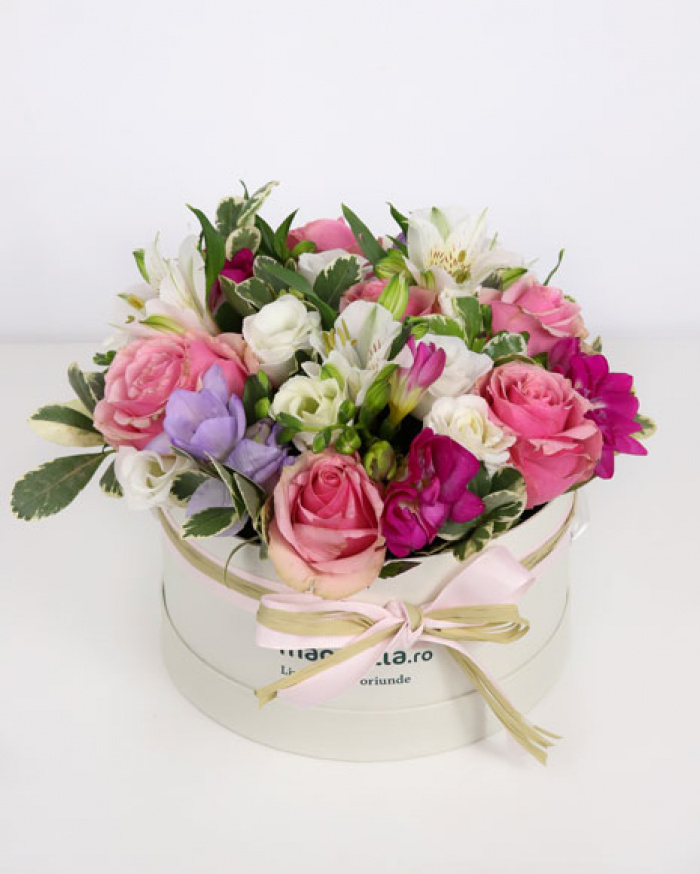 Box with freesias and pink roses – imaginea 1