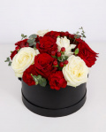 Arrangement with red and white flowers – imaginea 1