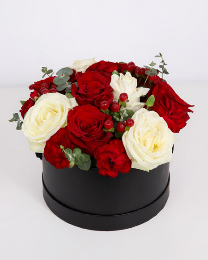 Arrangement with red and white flowers – imaginea 1