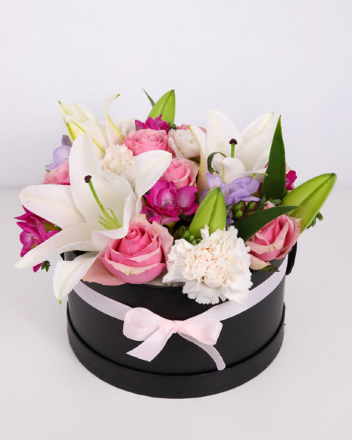Box arrangement with freesias – imaginea 1
