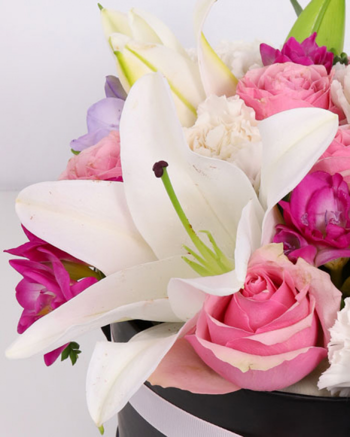 Box arrangement with freesias – imaginea 2