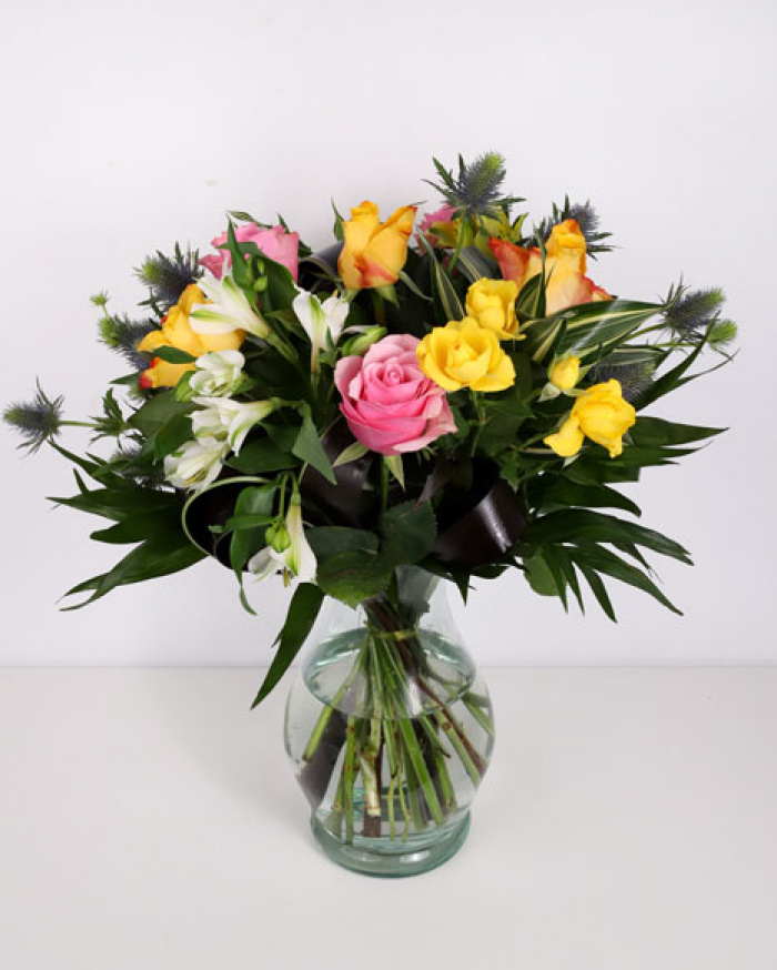 Buchet cu trandafiri si eryngium – imaginea 1
