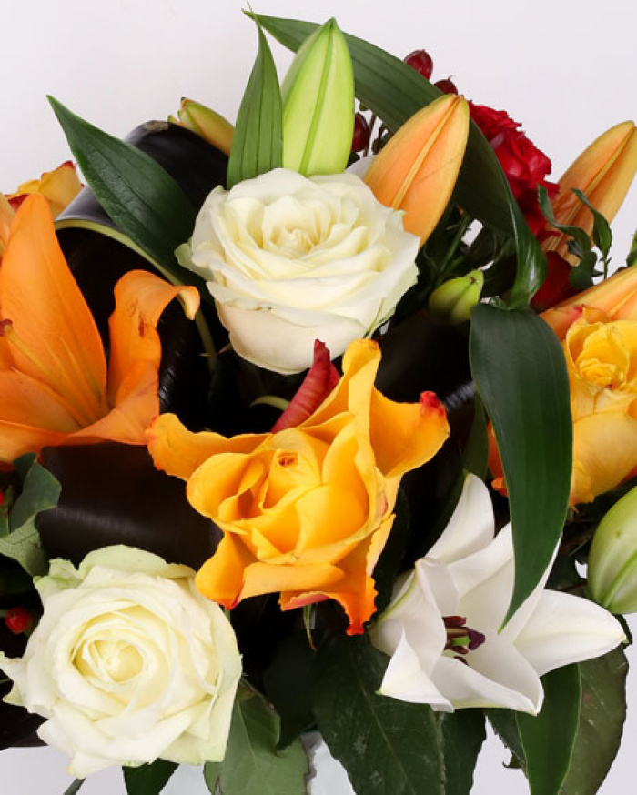Bouquet of lilies and hypericum – imaginea 2