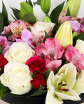 Box with pink and white flowers – imaginea 2