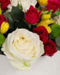 Box with white roses and freesias – imaginea 2