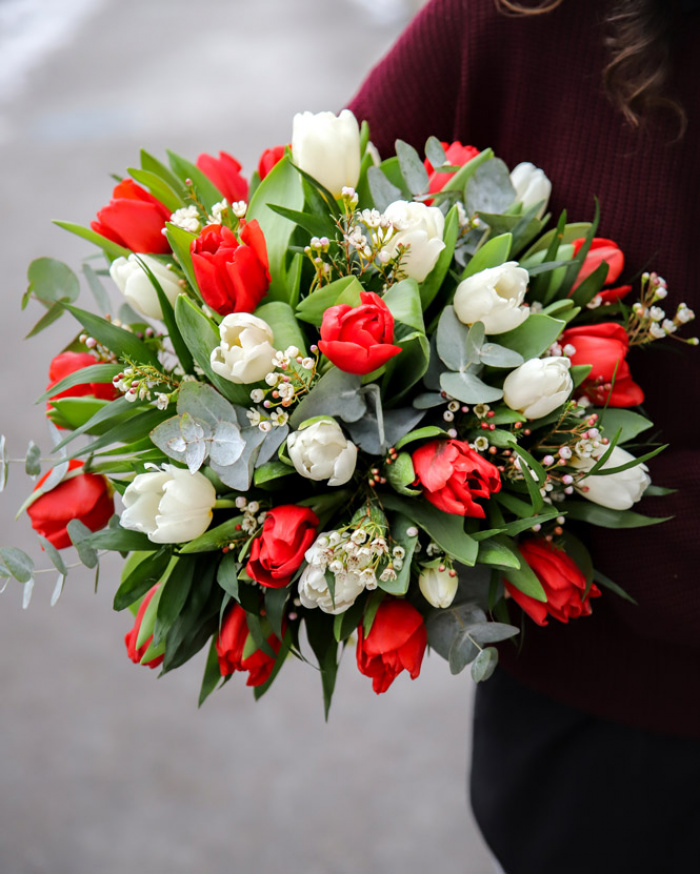 White and red tulip bouquet – imaginea 3