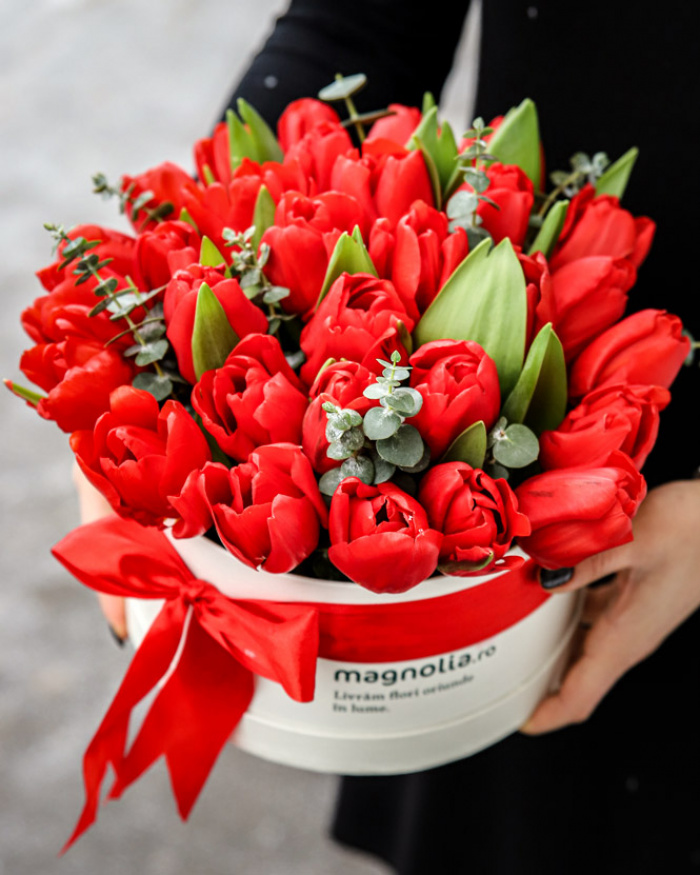 Box with red tulips – the image 3