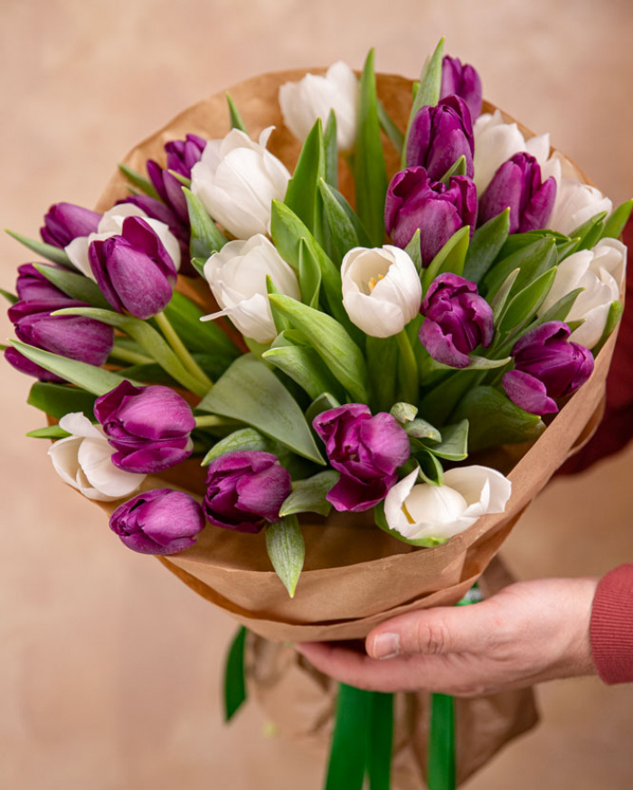 Purple and white tulip bouquet – imaginea 3