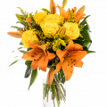 Buchet cu trandafiri galbeni și crini portocalii