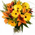 Buchet cu gerbera galbenă și crini portocalii