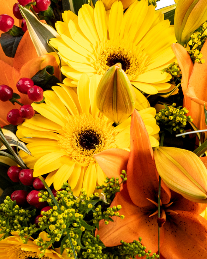 Buchet cu gerbera galbenă și crini portocalii
