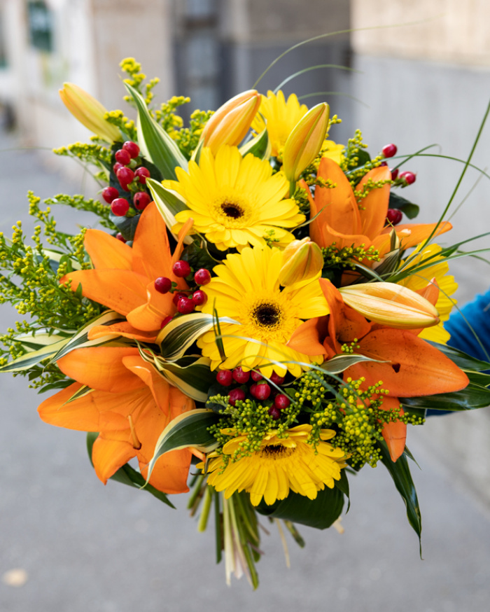 Buchet cu gerbera galbenă și crini portocalii