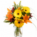 Buchet cu gerbera galbenă și crini portocalii