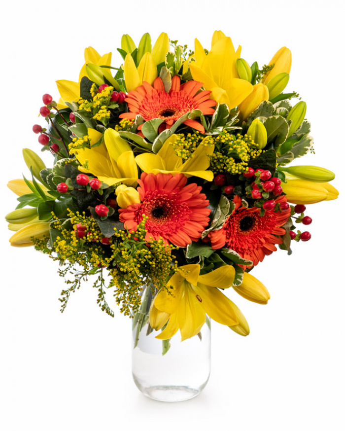 Buchet cu gerbera porocalie și crini galbeni