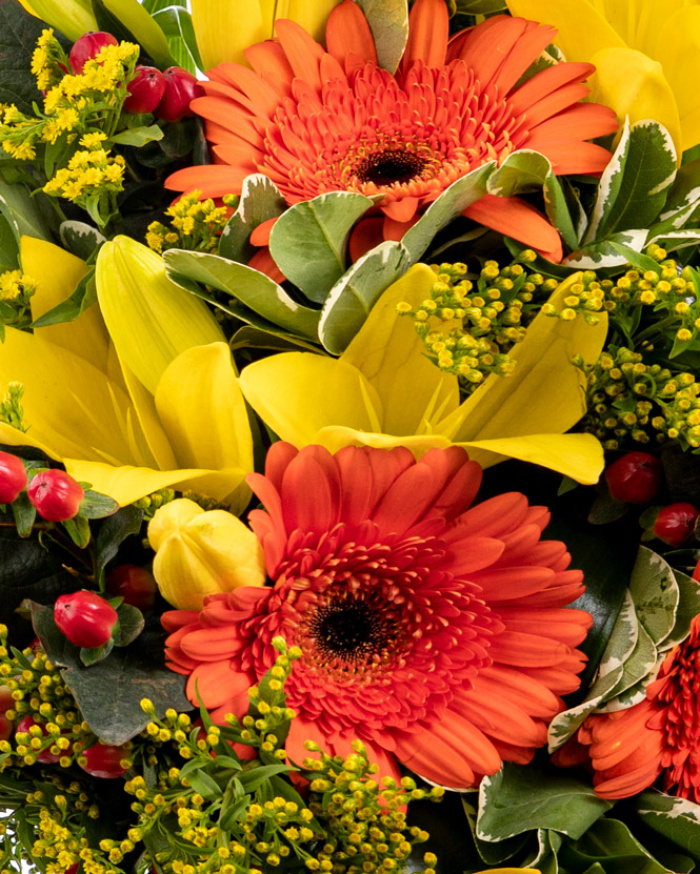 Buchet cu gerbera porocalie și crini galbeni