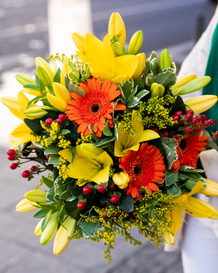 Buchet cu gerbera porocalie și crini galbeni – imaginea 3