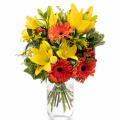 Buchet cu gerbera porocalie și crini galbeni