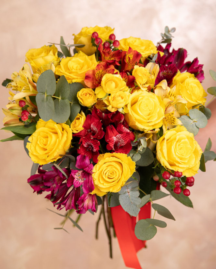 Buchet cu alstroemeria si trandafiri galbeni – imaginea 3