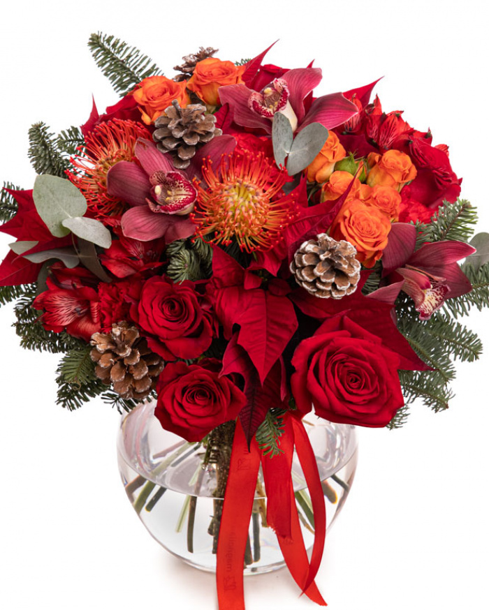Winter bouquet with roses and pine cone