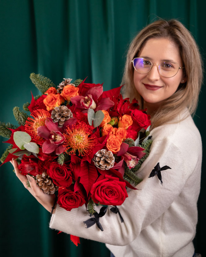 Buchet de iarnă cu trandafiri și conuri – imaginea 3