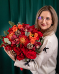 Winter bouquet with roses and pine cone