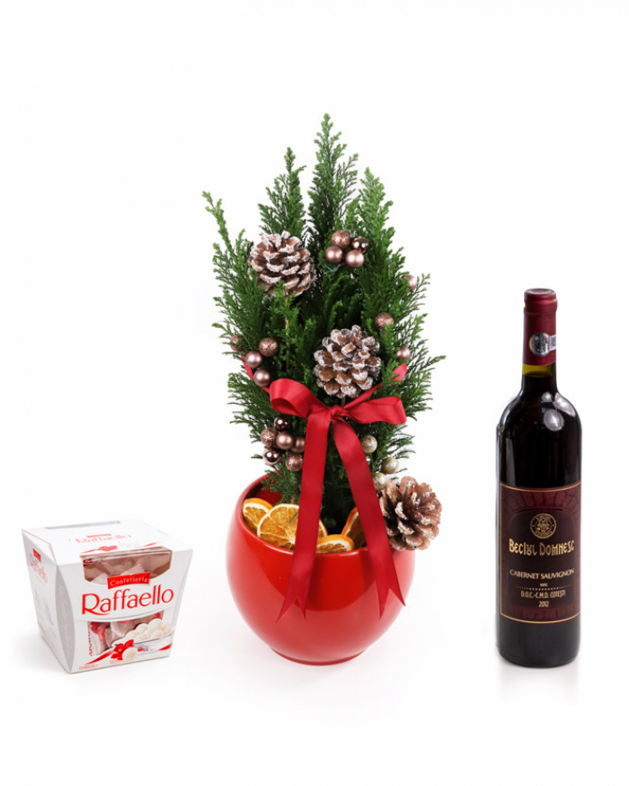 Christmas tree decorated with conifer cones – imaginea 1