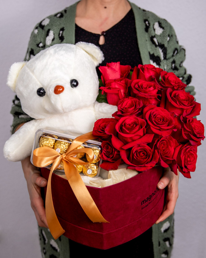 Red roses in heart box – imaginea 3
