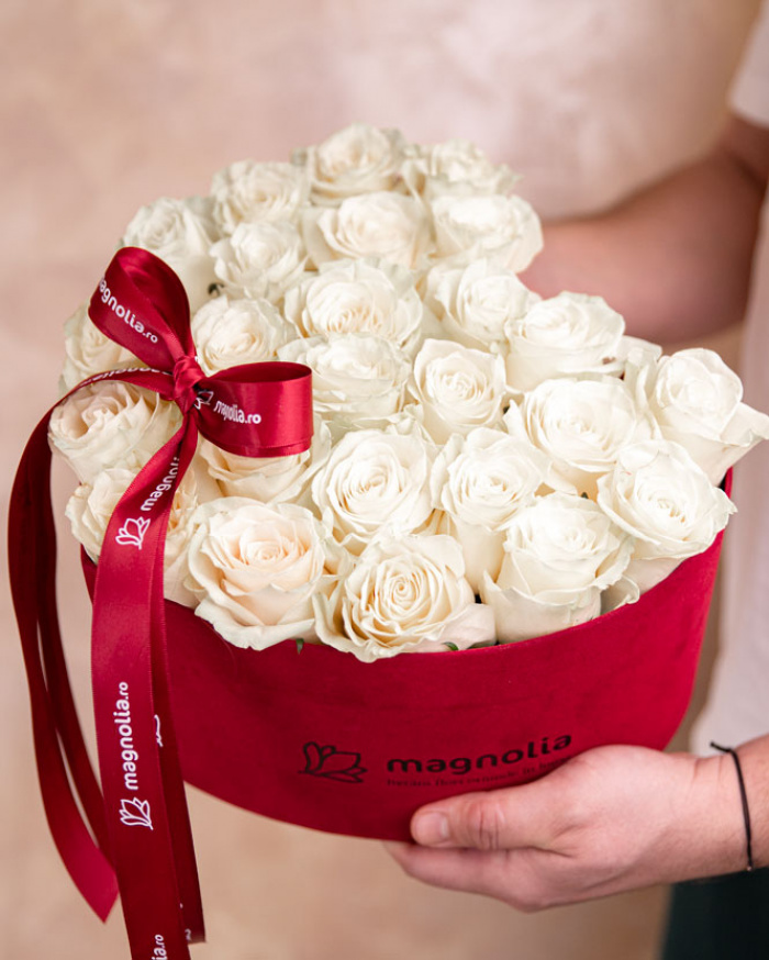 White roses in heart box – imaginea 3