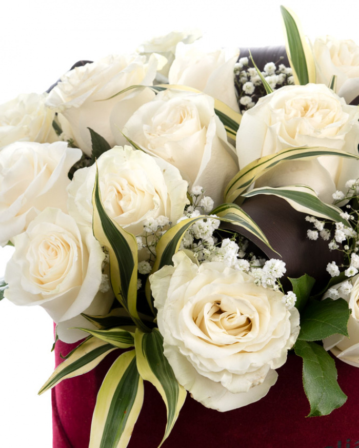 White roses in heart box – imaginea 2