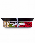 Box with roses, chocolate and wine – imaginea 1