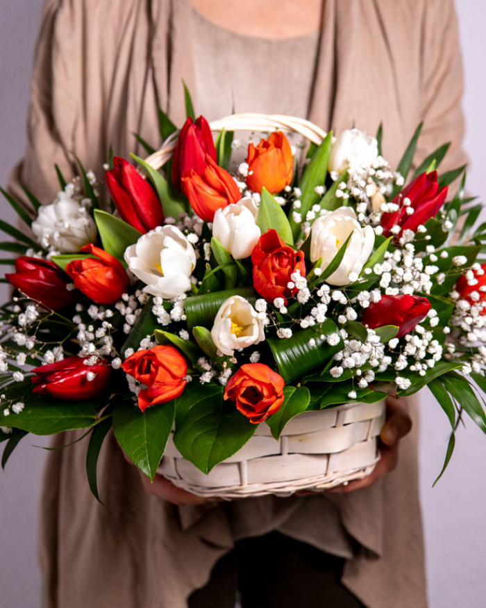 Red and white tulips basket – imaginea 3