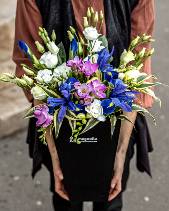 Arrangement with irises and eustoma – imaginea 3