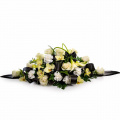 Aranjament funerar cu orhidee și cale