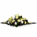 Aranjament funerar cu orhidee și cale