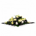 Aranjament funerar cu orhidee și cale