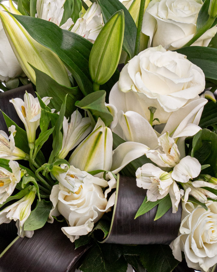 Buchet funerar cu trandafiri și crini – imaginea 2