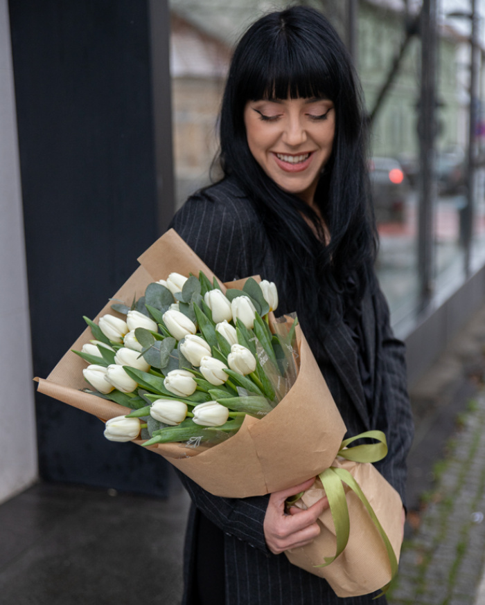 White tulip bouquet – imaginea 3