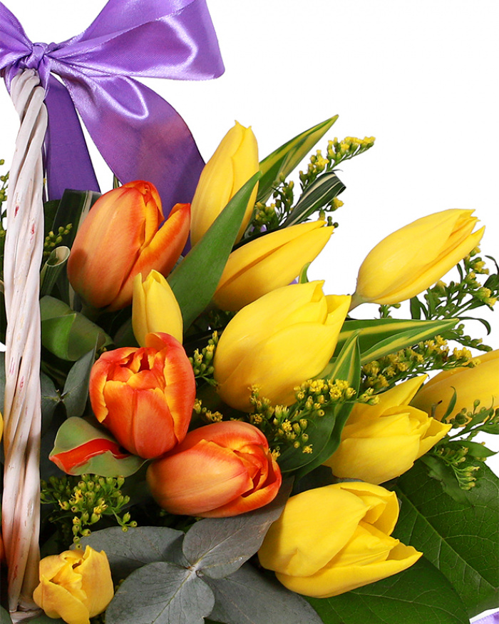 Basket with tulips – imaginea 2