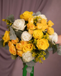 White and yellow rose bouquet – imaginea 3