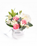 Aranjament cu flori albe și roz