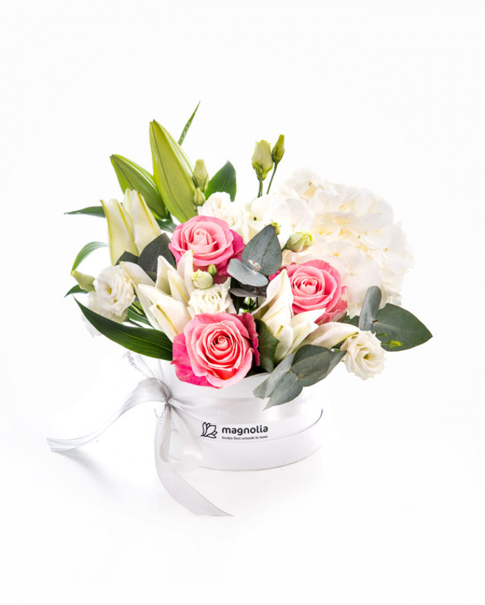 Aranjament cu flori albe și roz