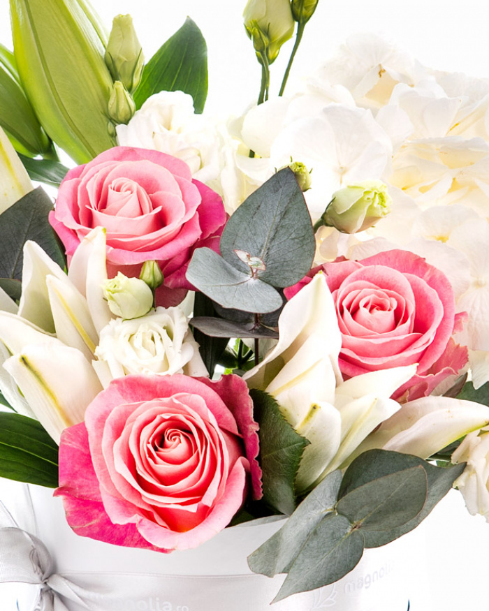 Arrangement with white and pink flowers – the image 2