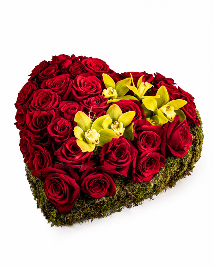 Rose and Cymbidium heart arrangement – imaginea 1