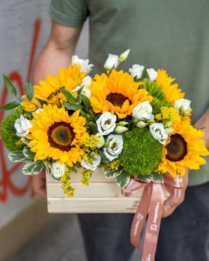 Flower arrangement in box – imaginea 3