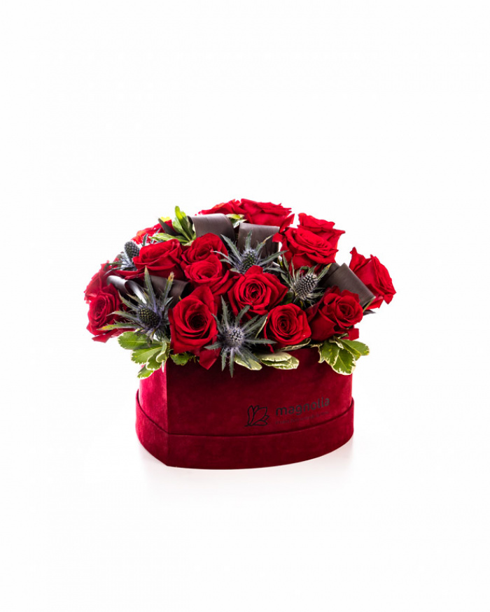 Heart shaped arrangement with red roses – the image 1