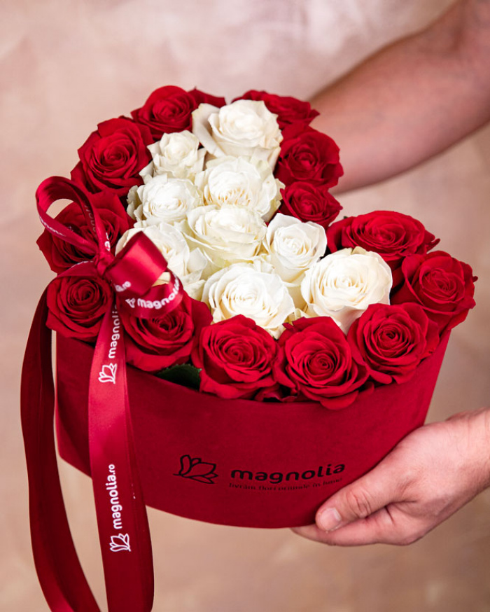 White and red roses in heart shaped box – imaginea 3