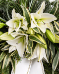 Jerbă funerară cu crini albi